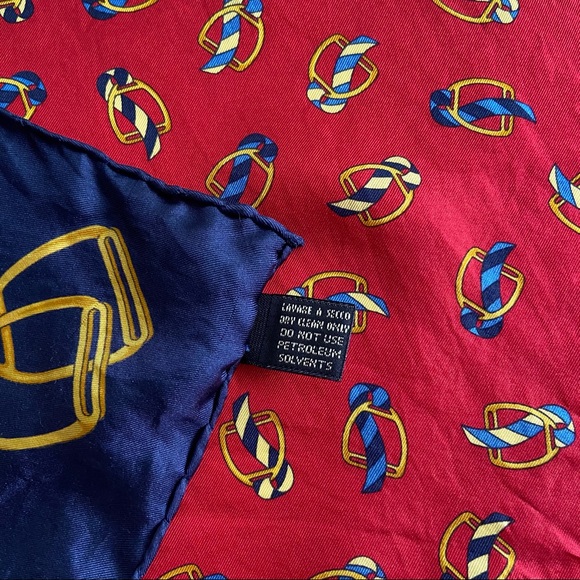 COPY - Gucci
handkerchief/ neck scarf
16x16 - Picture 5 of 7